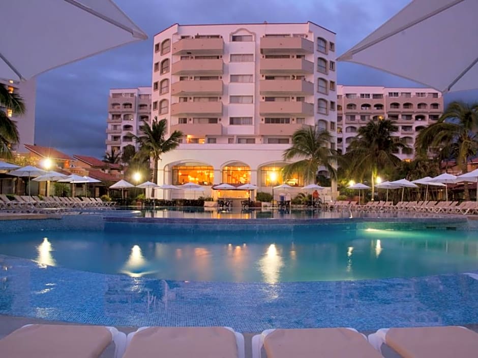 HAB PTa B ÁREA DE VILLAS DENTRO DEL HOTEL Junto al Krystal EN IXTAPA WIFI 2A 1M Con playa