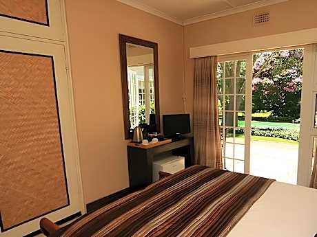 Deluxe Room 14 Jacaranda