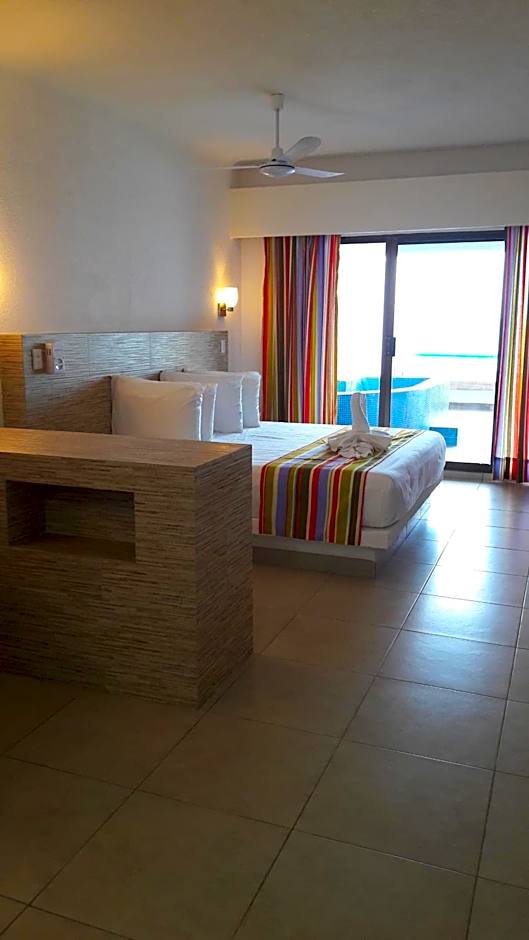 Pelicano Inn Playa del Carmen - Beachfront Hotel