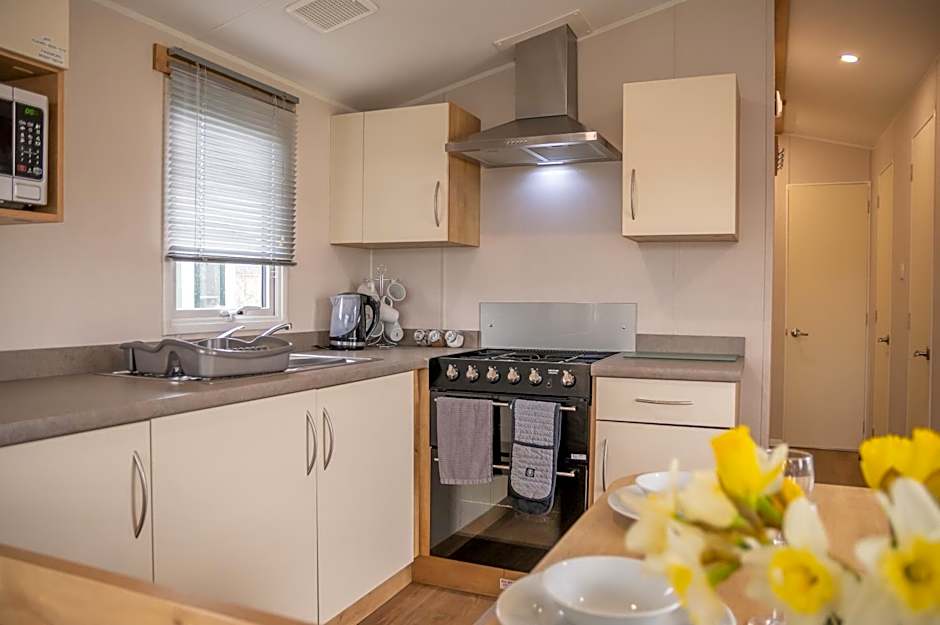 64 lancaster The lazy willow 3 bedroom hot tub caravan tattershall lakes