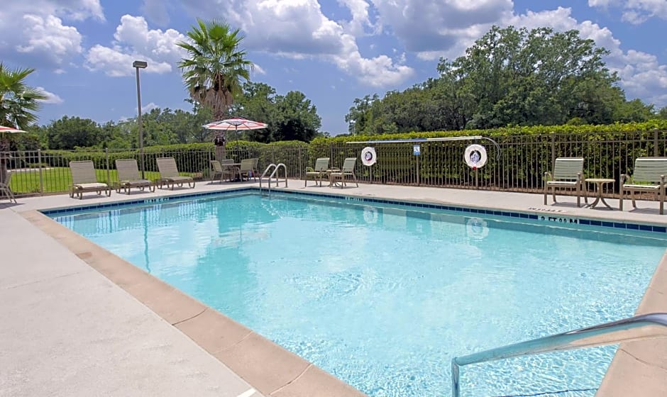 Hampton Inn & Suites Pensacola I-10 N at University Town Plaza