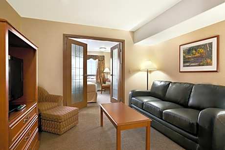 Junior Queen Suite - Non-Smoking