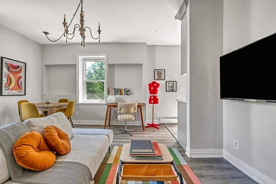 Chic Mid-Century Flat Downtown