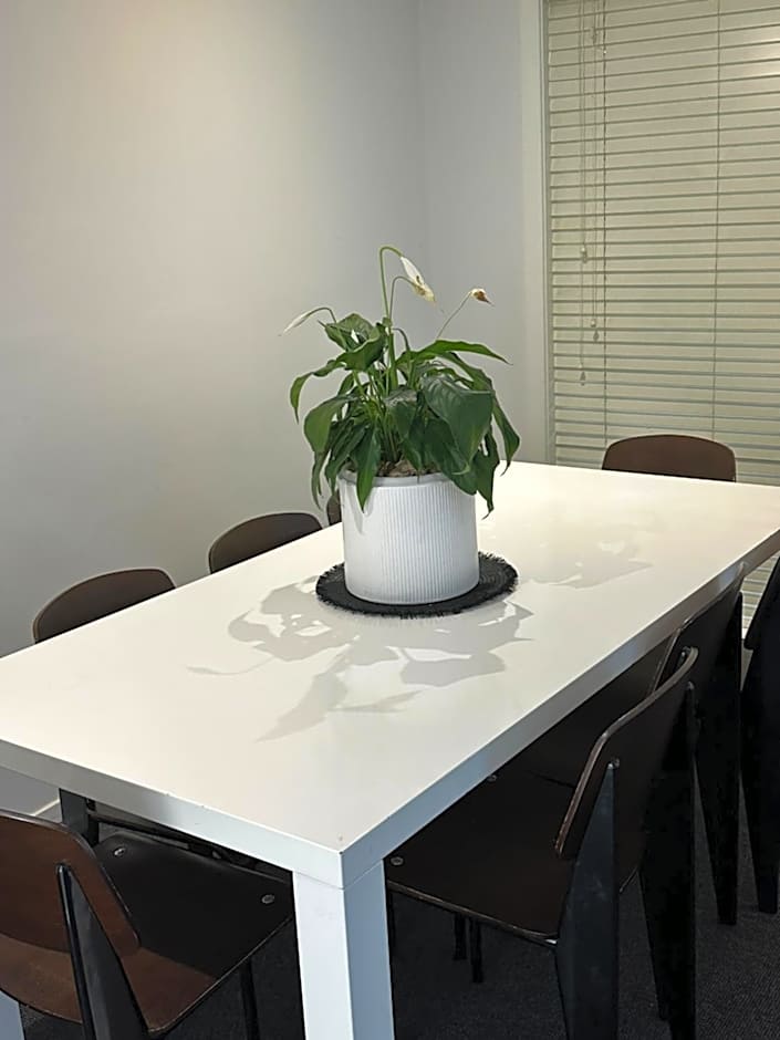 The Oaks Hotel Motel