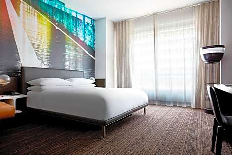 King Room with Adapted Tub - Mobility Accessible