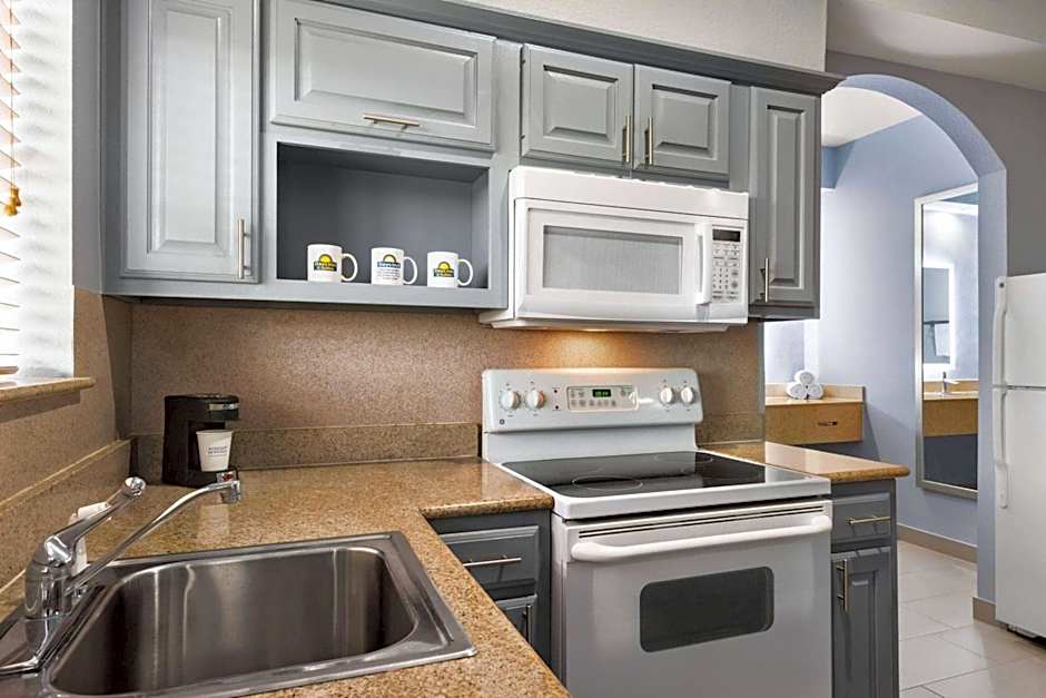 Days Inn & Suites by Wyndham Houston Hobby Airport