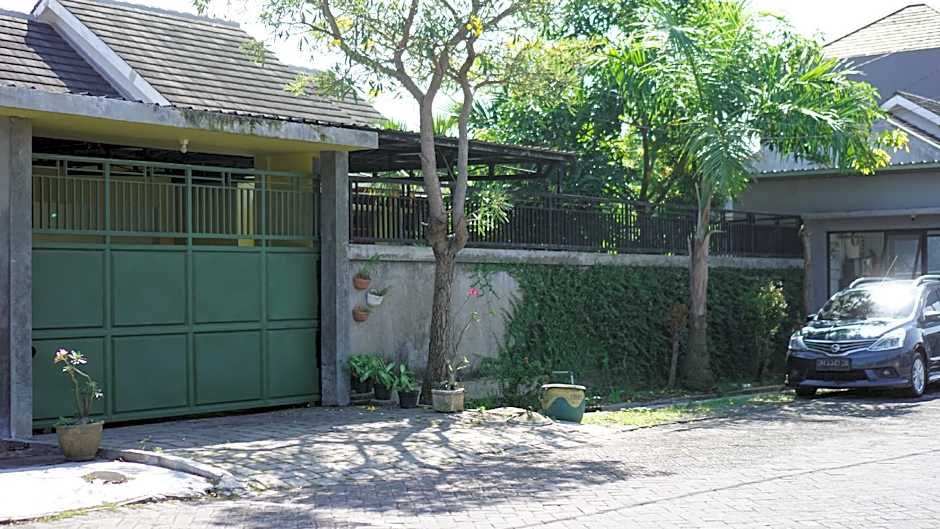 OYO 93784 Kost Bu Eli Syariah