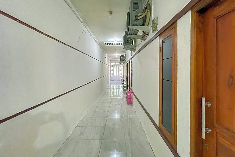 RedDoorz near Karawang Central Plaza