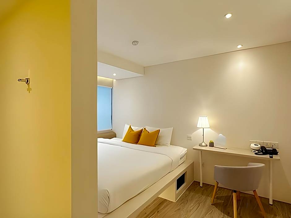 YELLO ROOMS Victory Monument