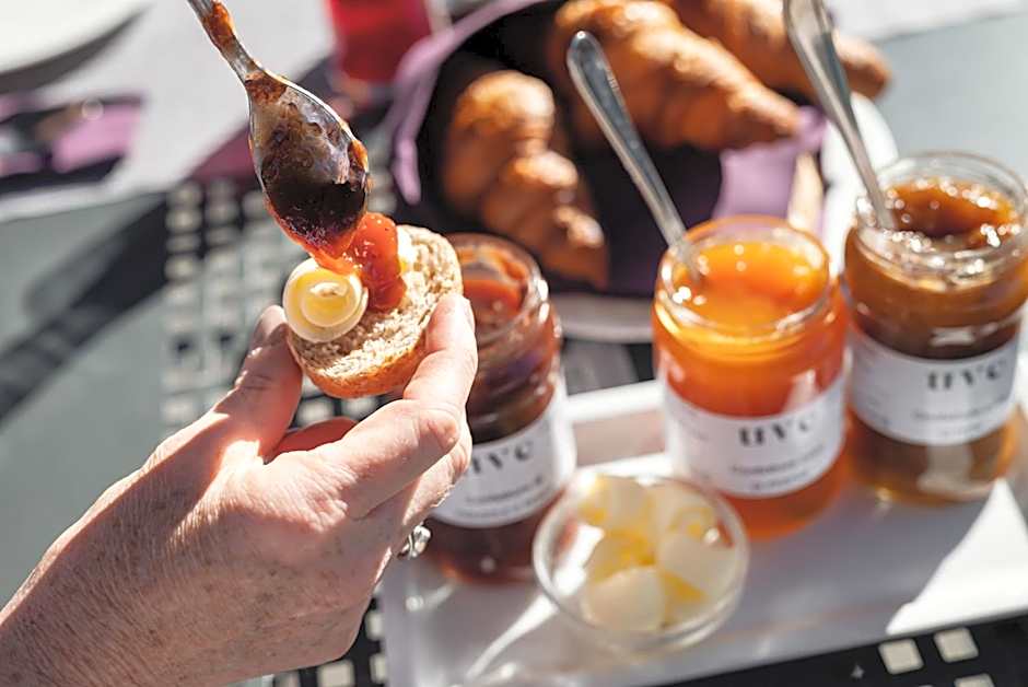 Uve Rooms & Wine Bar