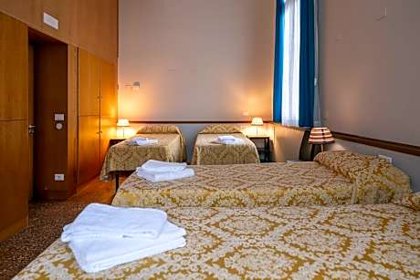 Quadruple Room with Private External Bathroom