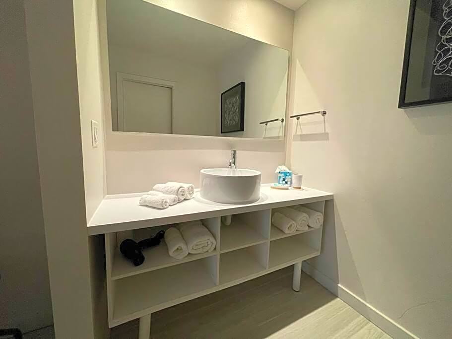 Newly Room in cozy hotel with Super location to the Parks