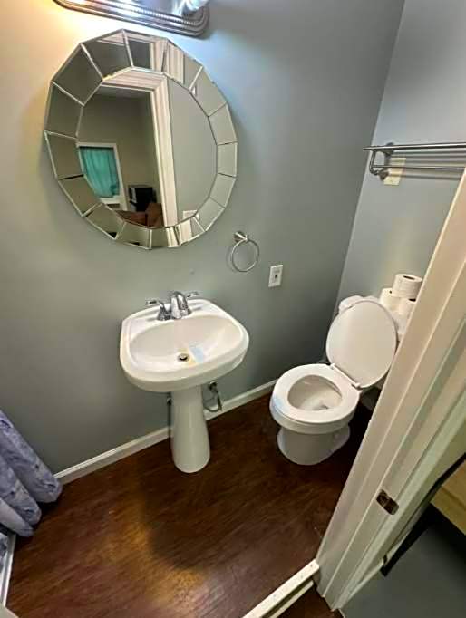 Cozy Room Near Downtown Hendersonville
