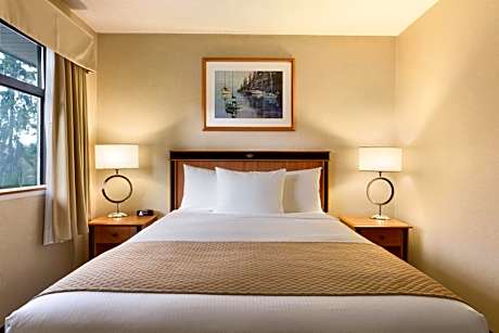 One Queen Bed and One Double Bed (Pool Level)