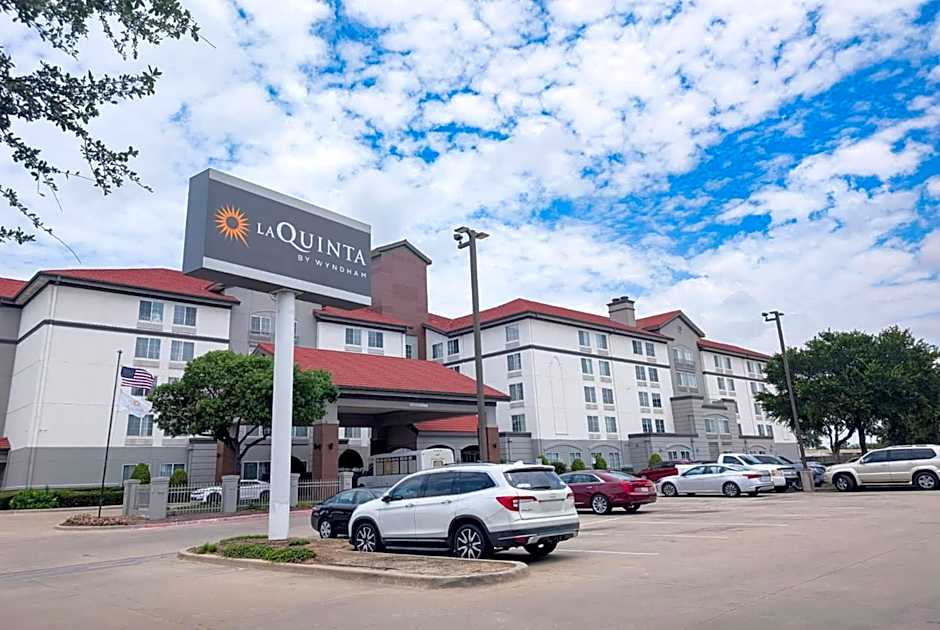 La Quinta Inn & Suites by Wyndham DFW Airport South/Irving