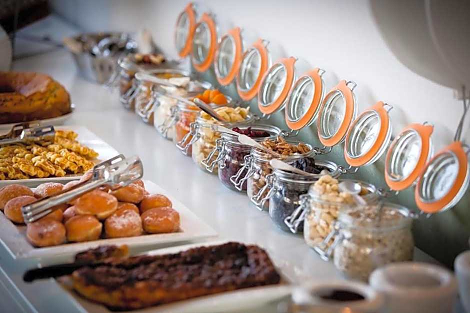 Budget Rooms by Ghent River