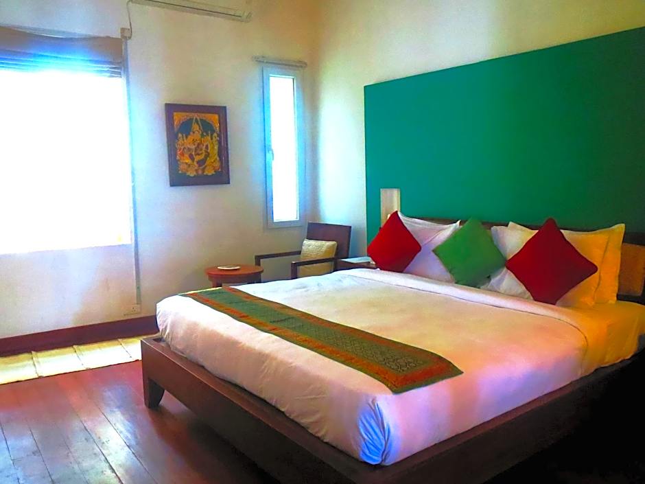 OLD LIGHTHOUSE BRISTOW HOTEL