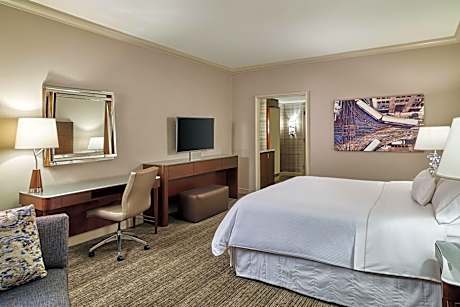 Traditional King Room with Adapted Tub - Mobility and Hearing Accessible