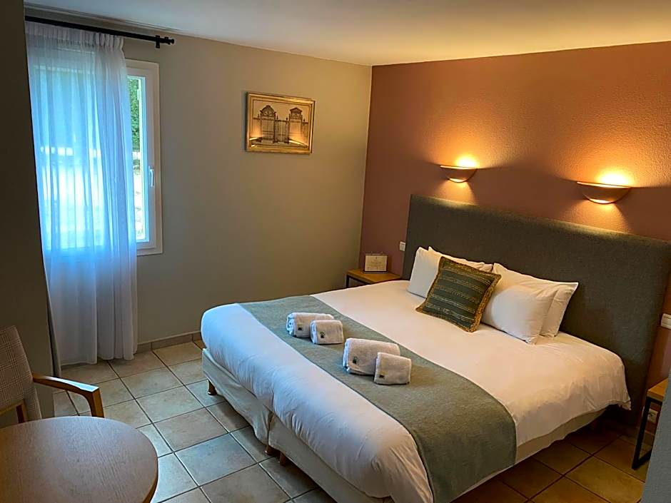 Logis Hôtel La Bastide De Grignan & Restaurant "La Chênaie"