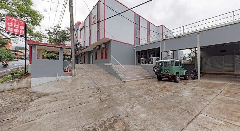 RedDoorz Syariah Plus near Tugu Bubur Ayam Cianjur