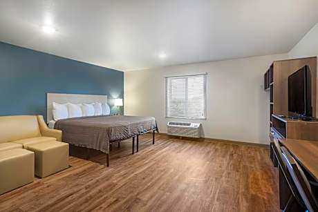 King Room with tub - Accessible/Non-Smoking