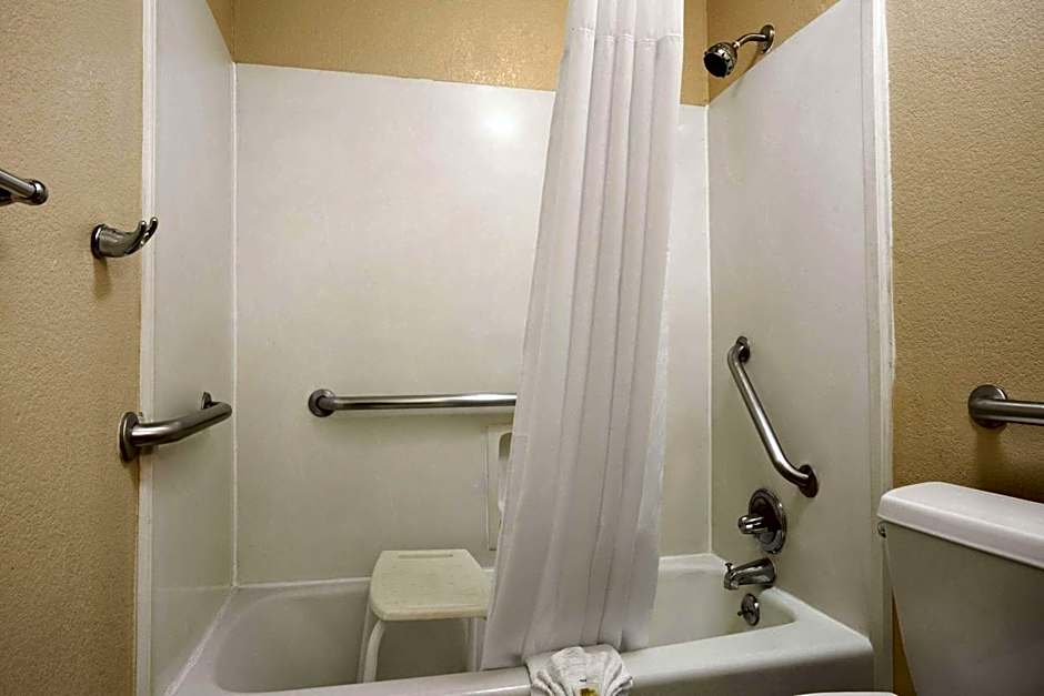 Days Inn by Wyndham Dallas Irving Market Center