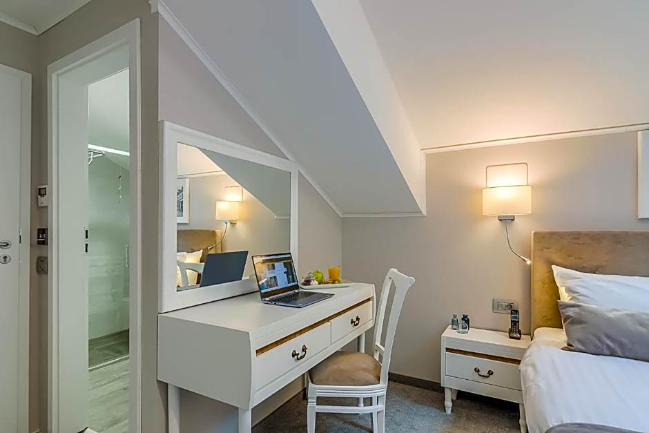 New Era Hotel Old Town - Covered paid parking within 10 minutes walk