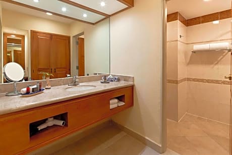 Guest room, 1 King Bed, Mountain view, Balcony