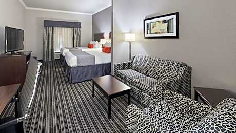 Queen Suite with Sofa Bed and Roll-in Shower - Mobility Accessible