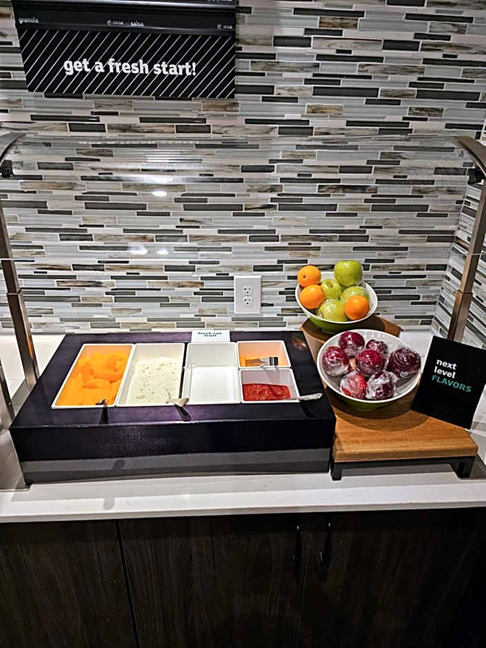 Holiday Inn & Suites Farmington Hills - Detroit NW, an IHG Hotel By IHG