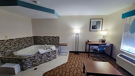 Queen Suite with Spa Bath - Non-Smoking