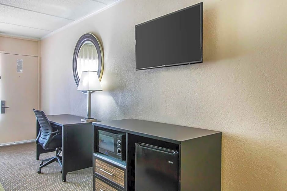 Quality Inn Hinesville - Fort Stewart Area, Kitchenette Rooms - Pool - Guest Laundry