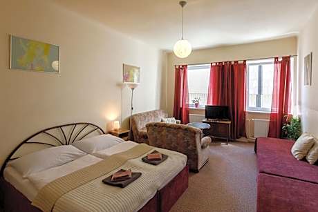 Apartment with Garden View