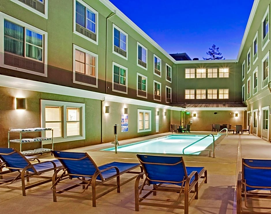Holiday Inn Express Hotel & Suites Santa Cruz By IHG