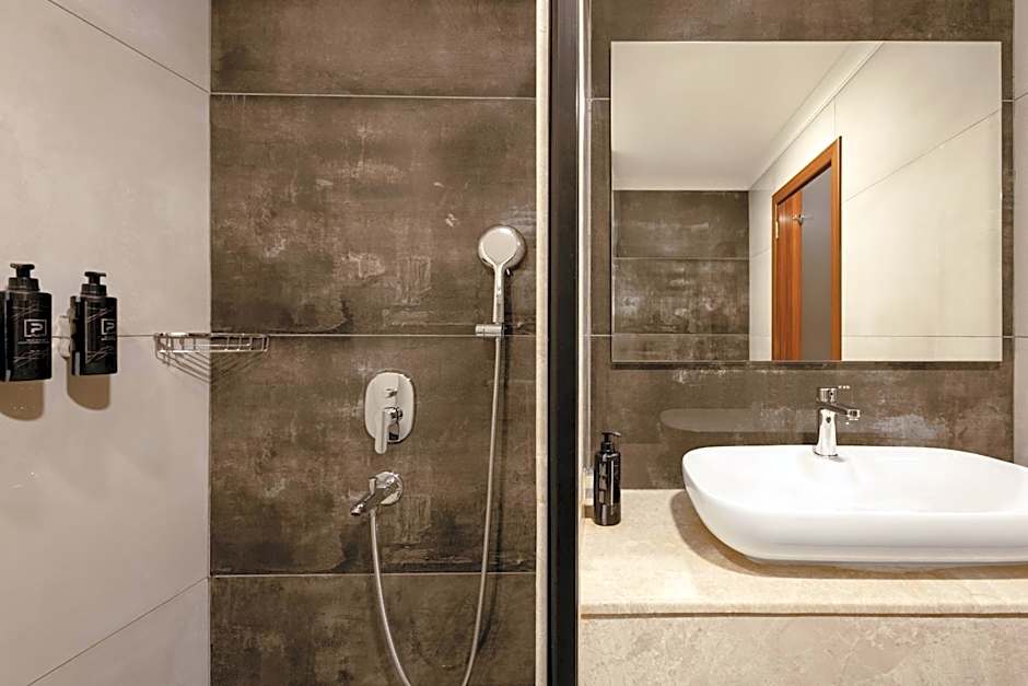 Lilium Hotel & Suites