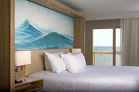 Standard Queen Room with Balcony - Oceanfront
