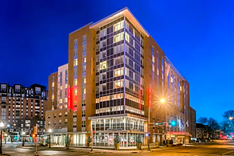 Hampton Inn & Suites Madison Downtown