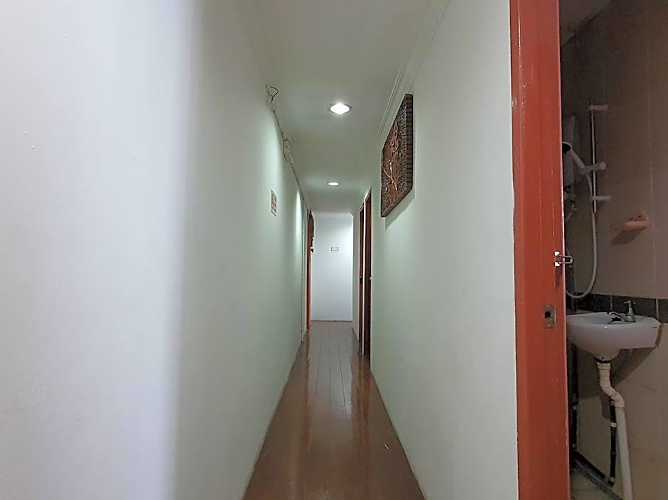 OYO 90997 Hoover Room