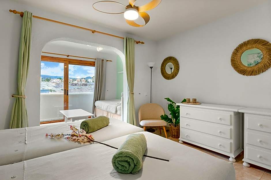 Beautiful 4 bedroom house with phenomenal golf and mountain views