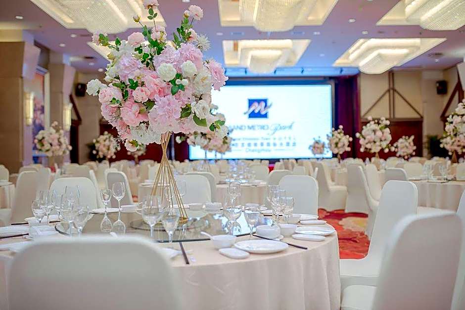 Grand Metro Park Universal Dinosaur Town Hotel