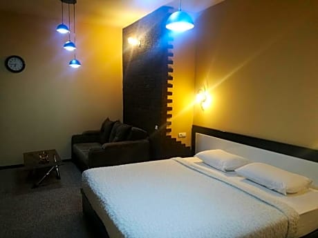 Family Room Capacity 1