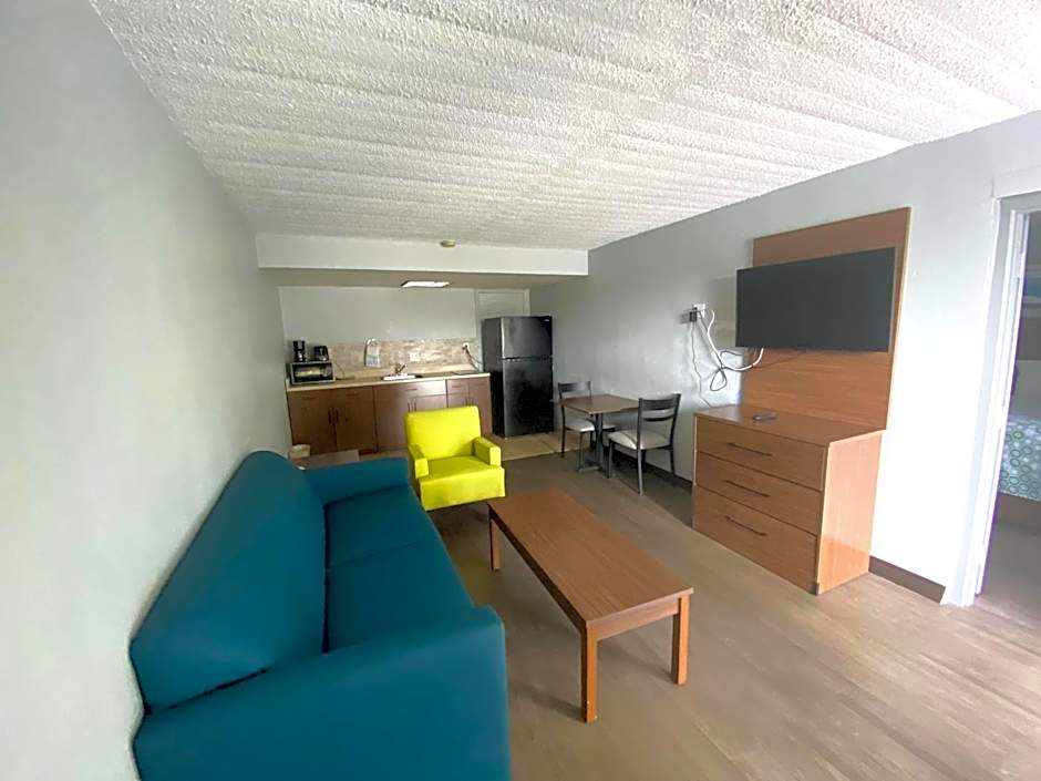 HomeTowne Studios by Red Roof Vero Beach - I-95