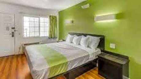 Deluxe Queen Room - Non-Smoking