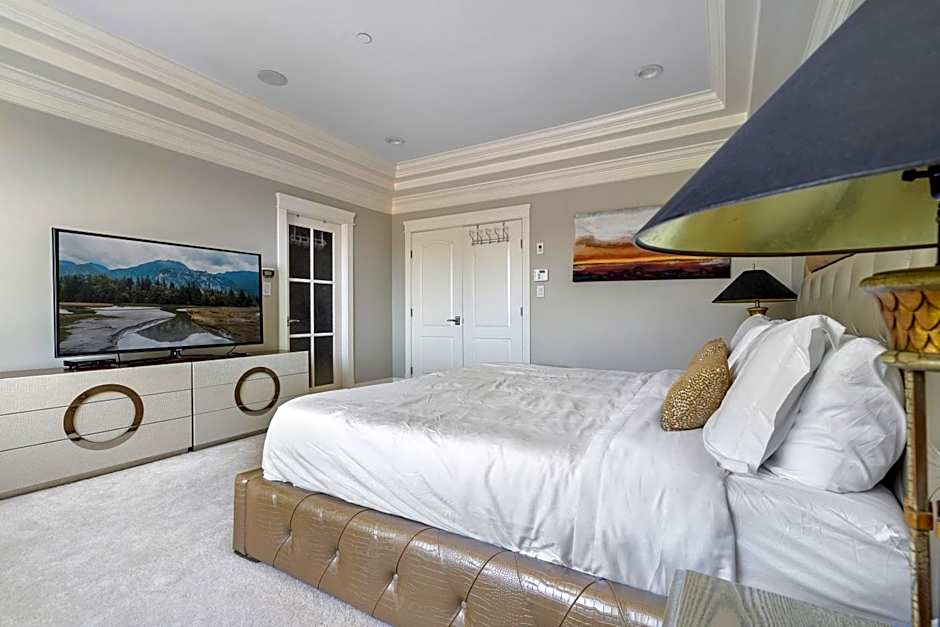 Luxurious Multi-Family Home in Vancouver West, 10 Mins Downtown