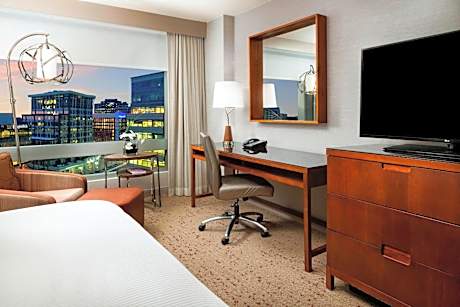 Guest room, 1 King, City view, Corner room, High floor