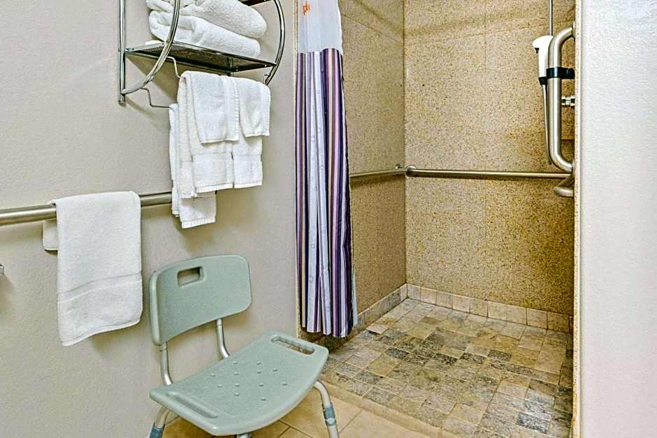 La Quinta Inn & Suites by Wyndham Ada