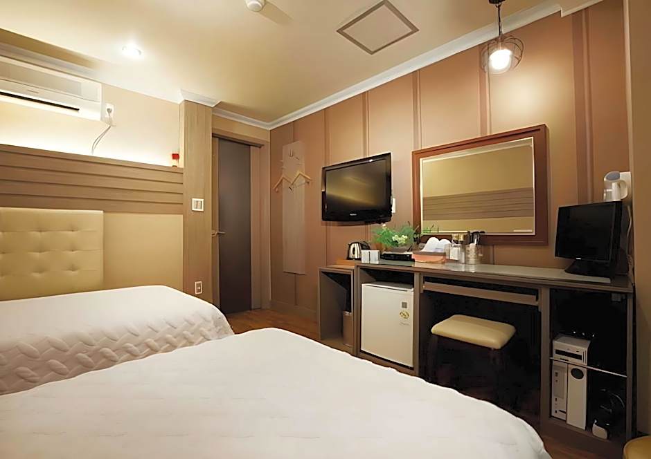 Elin Hotel