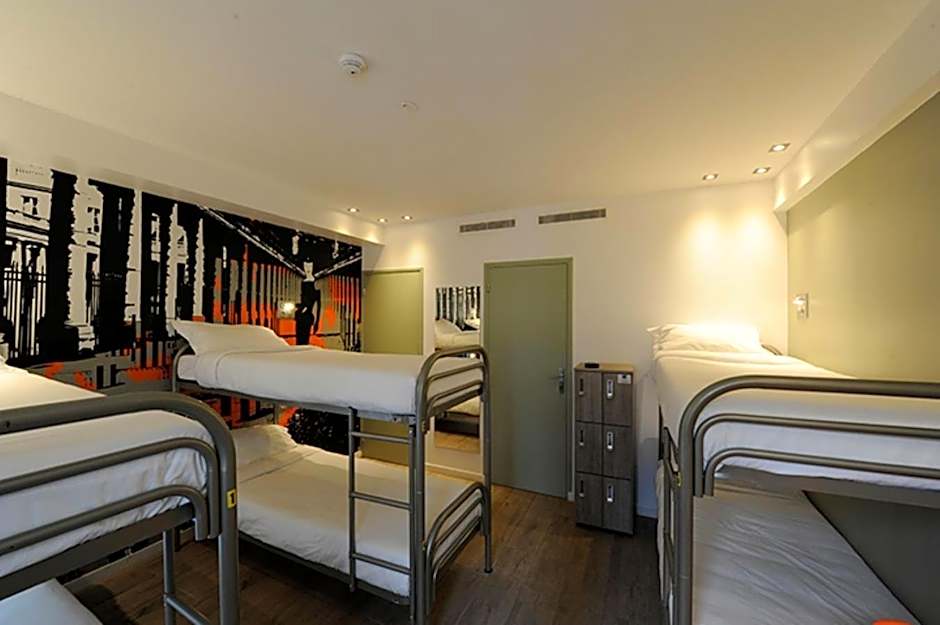 The 3 Ducks Eiffel Tower by Hiphophostels