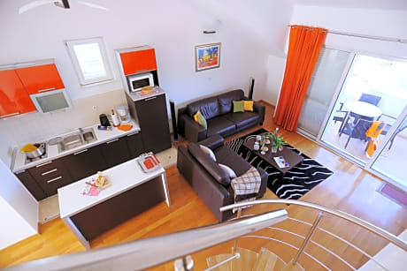Deluxe Two-Bedroom Apartment with balcony, 4 guest