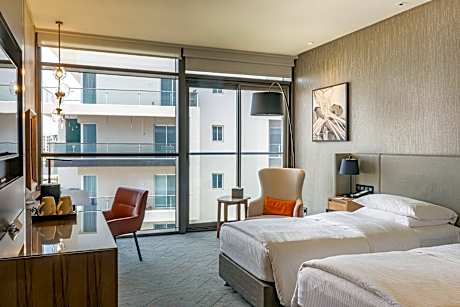 Deluxe Twin Room Community View